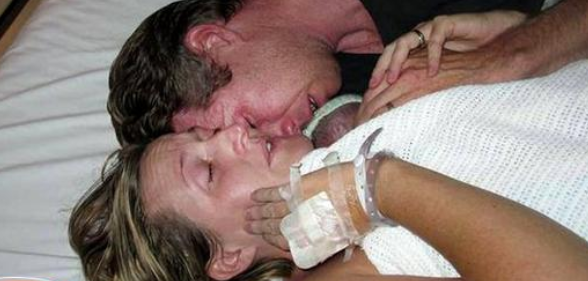 Un nouveau né déclaré mort est ramené à la vie et ouvre les yeux après un câlin de sa mère